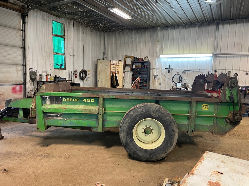 Manure Equipment  John Deere 450 Hydra-Push Manure Spreader - Double Beater Photo